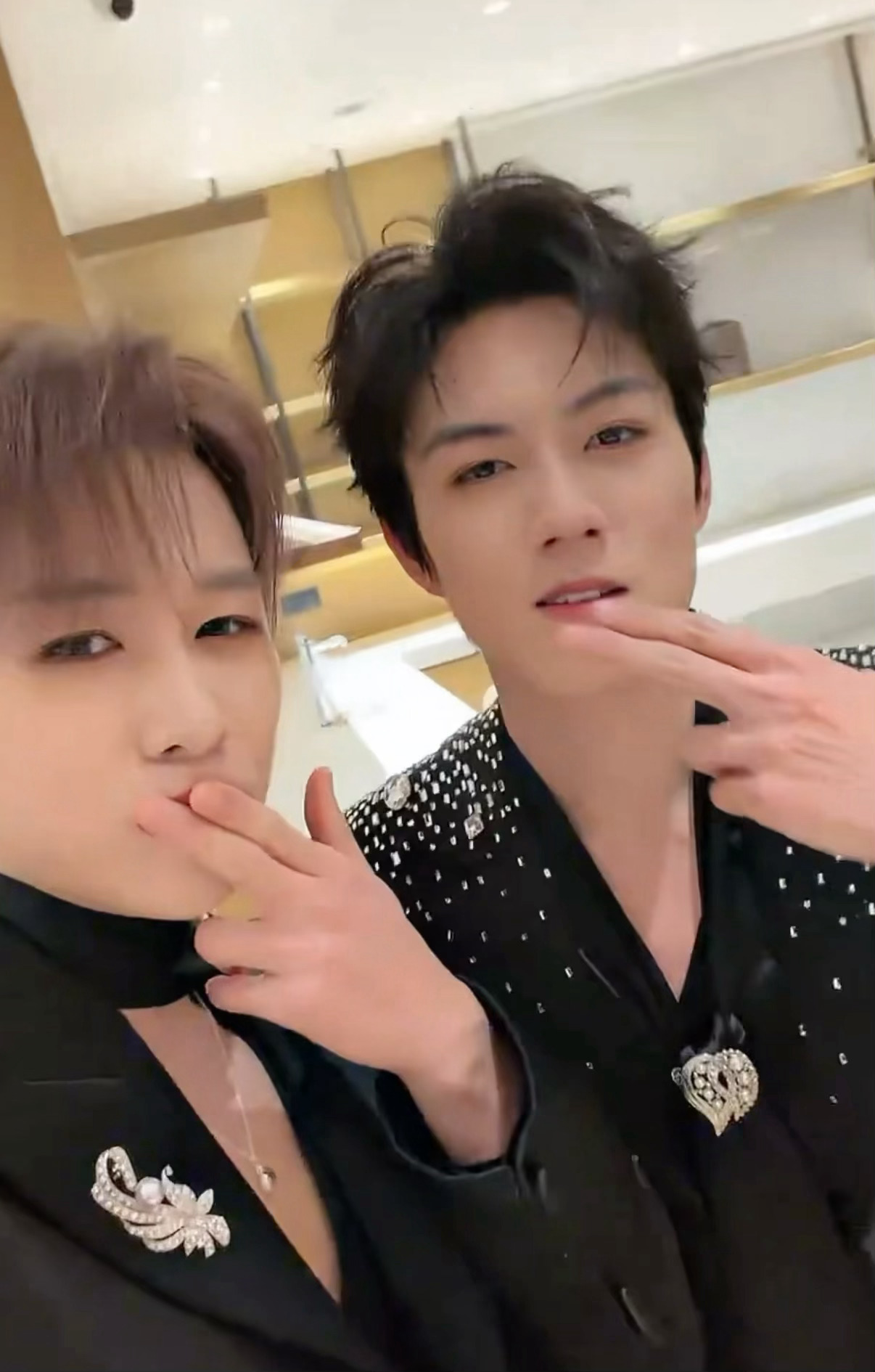 来自赵一博卓沅5566有声的亲亲赵一博直播