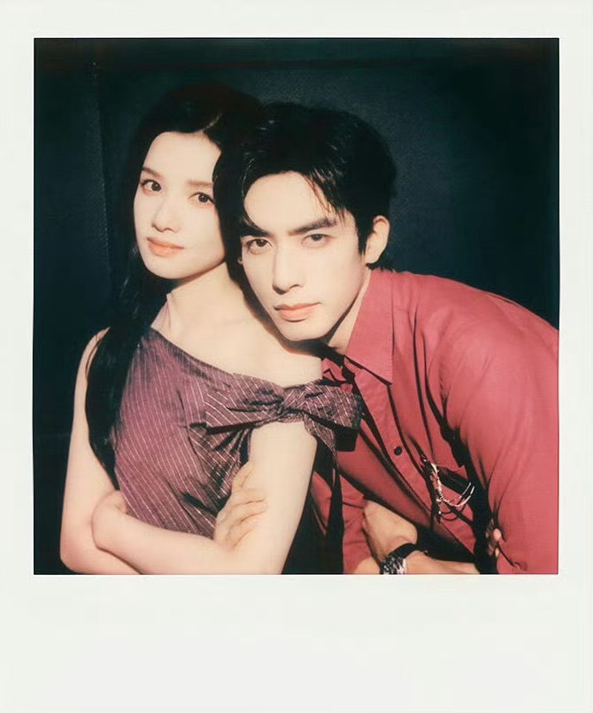 宋威龙张婧仪宝丽来合照复古质感的宝丽来合照氛围感十足，两人同框画面格外养眼，满满