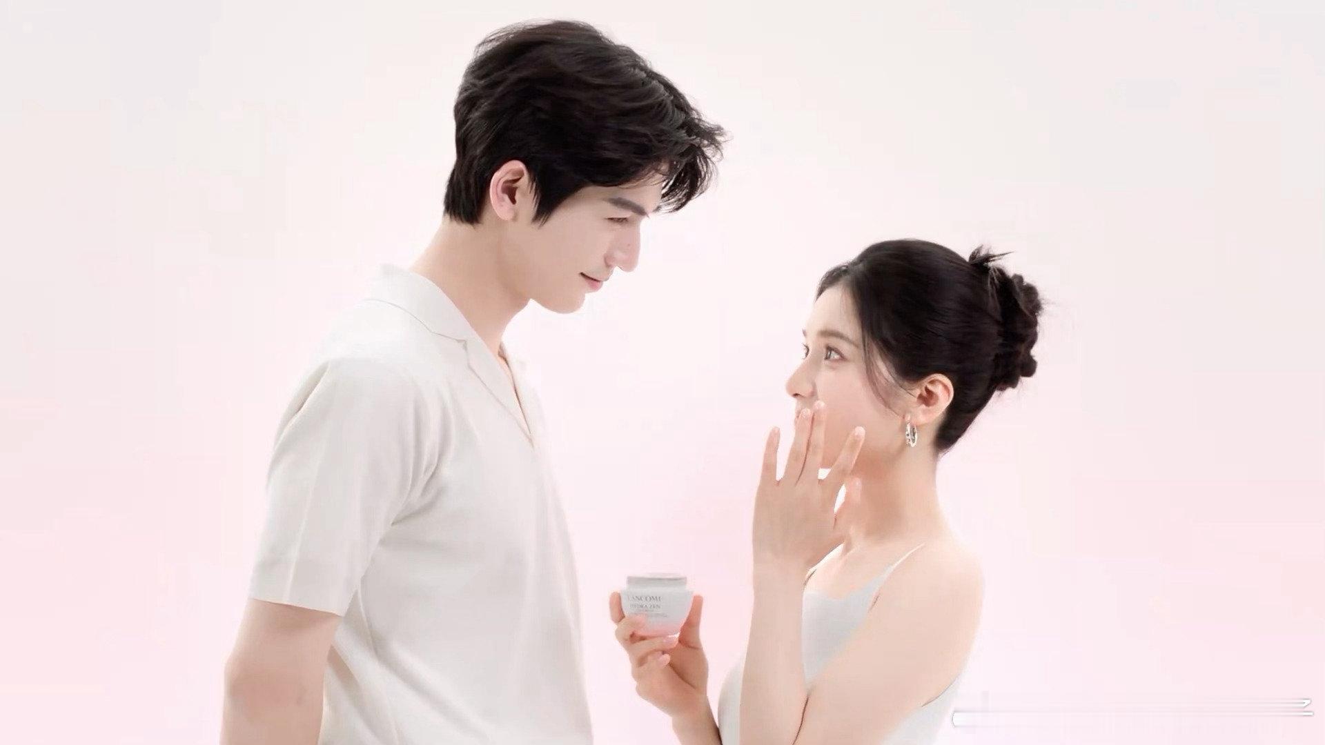 张凌赫张婧仪被异性恋吓晕  张凌赫、张婧仪兰蔻情人节广告大片，帅哥美女多多贴贴，