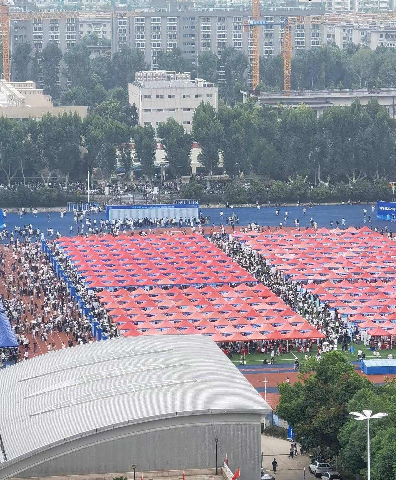 华科秋季招聘会，人人人人比岗多。

最大体验就是热，闷热+人挤人＝汗流浃背。但是