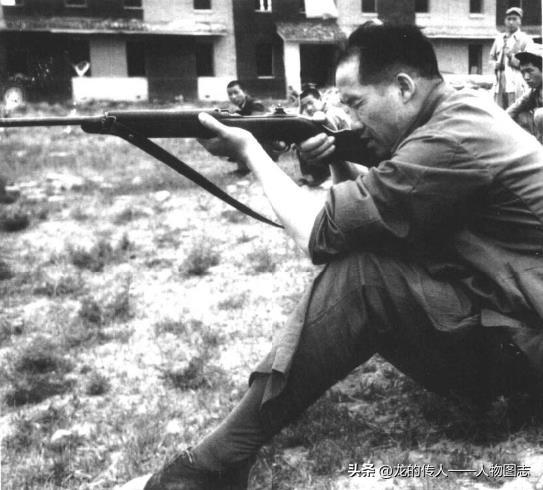 李达上将带领部队进行射击训练。