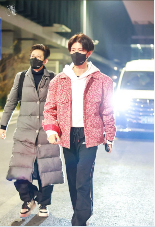 明星星光大赏出发机场图  星光大赏机场look  明星星光大赏出发机场图，成毅、