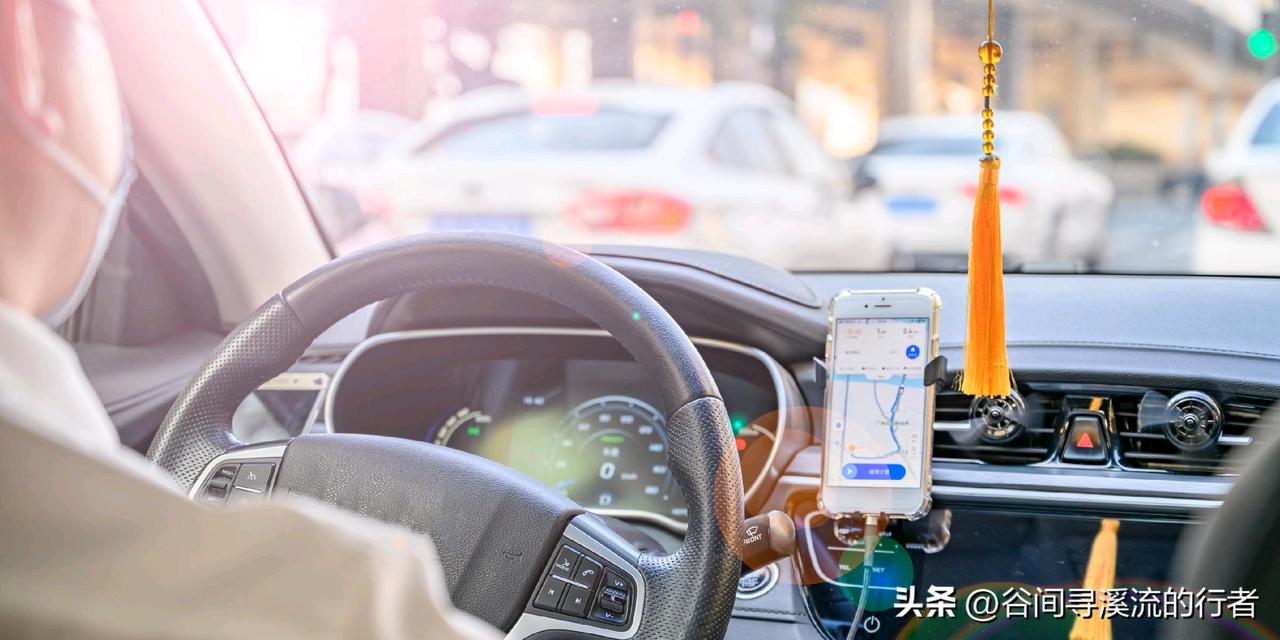 昨晚打车，遇上一位开电车的兼职网约车司机，一路聊了不少心里话。
 
他朋友上个月