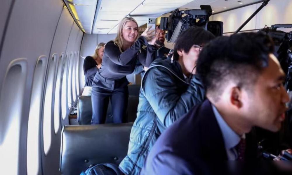 图为美国总统特朗普日前访问日本途中，28岁白宫新闻秘书莱维特（左二）星期一（10