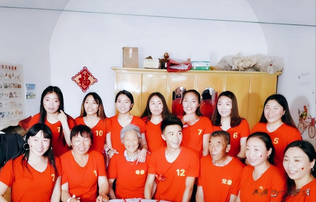 山西一对夫妻，为生儿子连生了11胎，不料全都是女儿，夫妻无奈决定放弃。没想到，妻