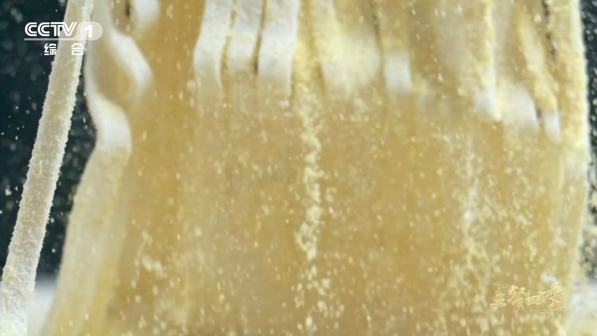 谁能拒绝一碗鲜掉眉毛的河蟹面这碗面值得专门去趟天津 蒜臼捣蟹汁，玉米粉防粘，老辈