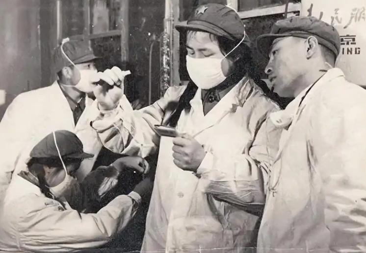 1940年，新四军女院长救了几百名国军，谁知国军归队时，一个副官却掏出手枪对准女