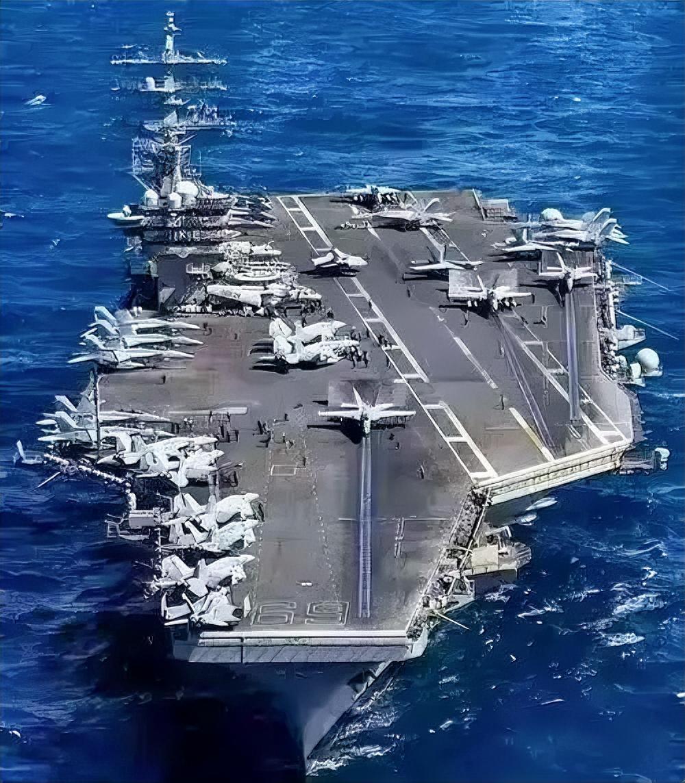 终于打到航母了，美国的航母就是美国战争的脸面，是不能碰的，一旦碰着了，美军恐将军