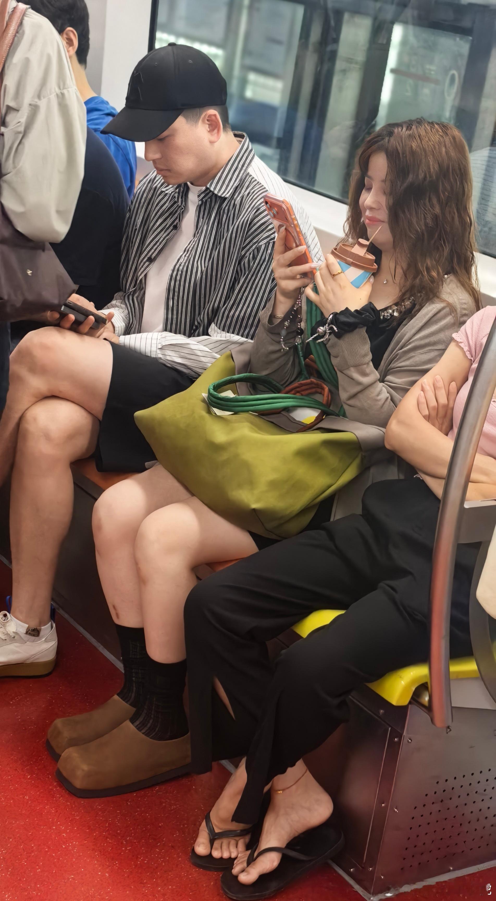 为什么不上班的我超级抗饿回家会饿，饿了就得吃东西。 