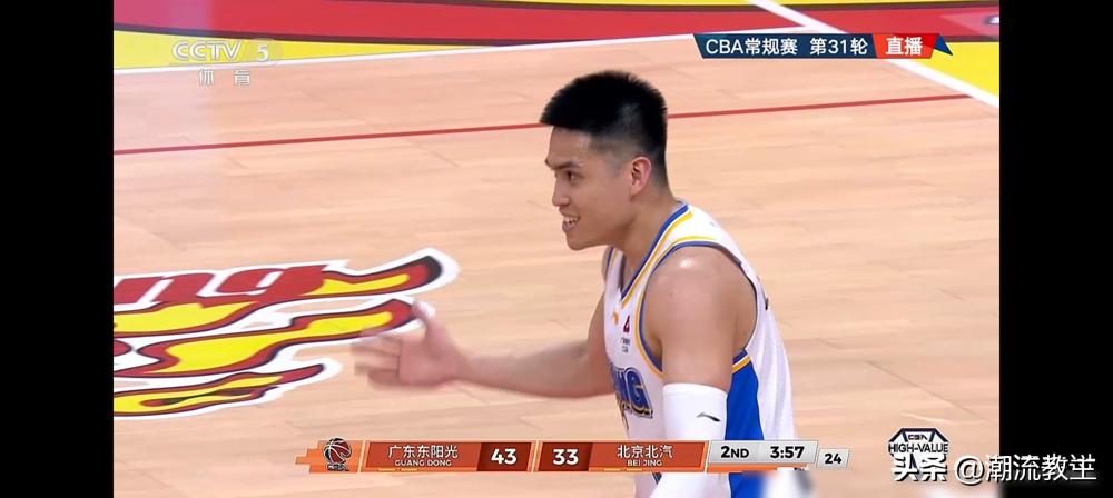 周琦半场0分，罚球4中0，作为北京队的顶薪核心，交出了一张白卷。
场上，他接球