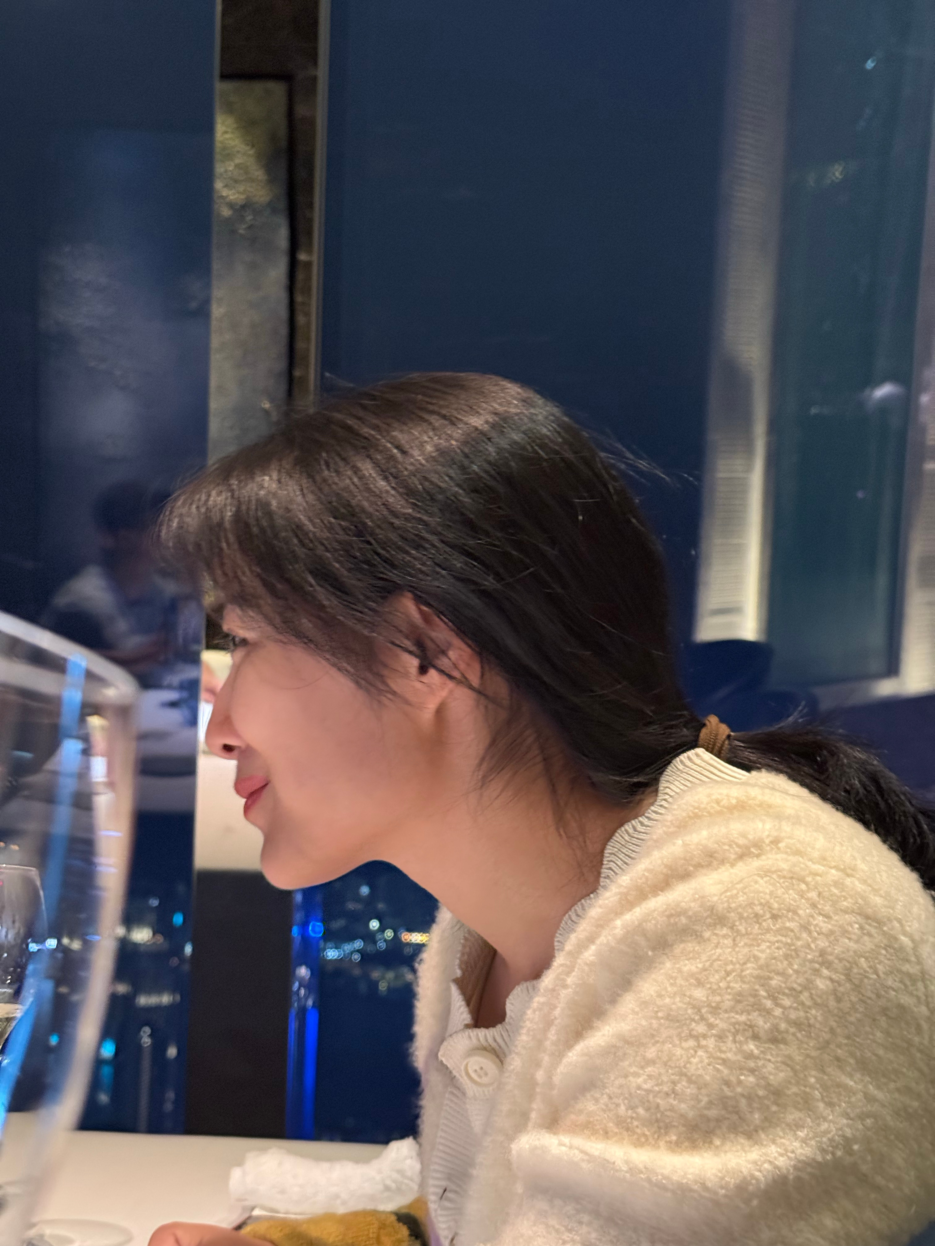 今晚教刘欣喝酒，让她知道我在外面应酬的辛苦。[加油]  ​​​