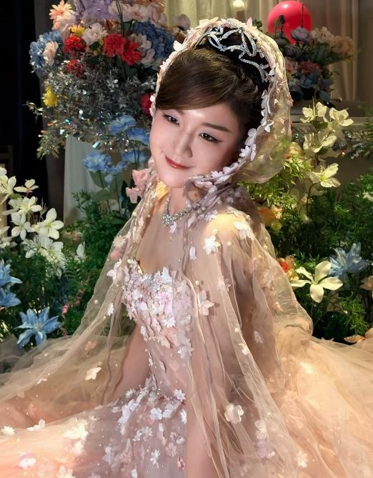 陈梦这组生日照的风格，有点前嫂子呢味儿了！

但是我个人感觉，真的不适合啊！
