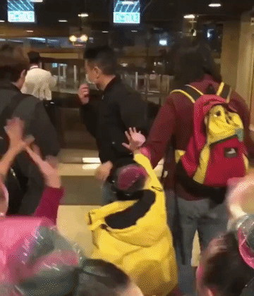 这一群十来岁的小朋友认识刘德华吗？她们怎么会那么热情的要和刘德华合影？合到影的小