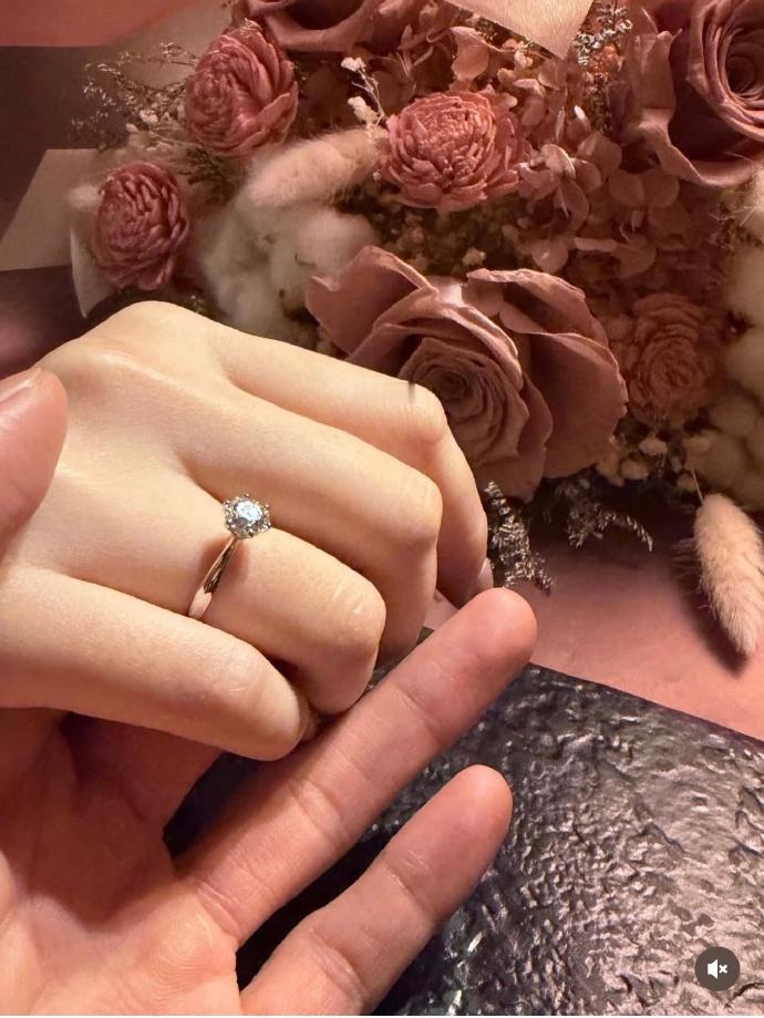 禾浩辰向女友求婚 演员禾浩辰在ins官宣求婚女友吴品洁成功：“SHE SAID 