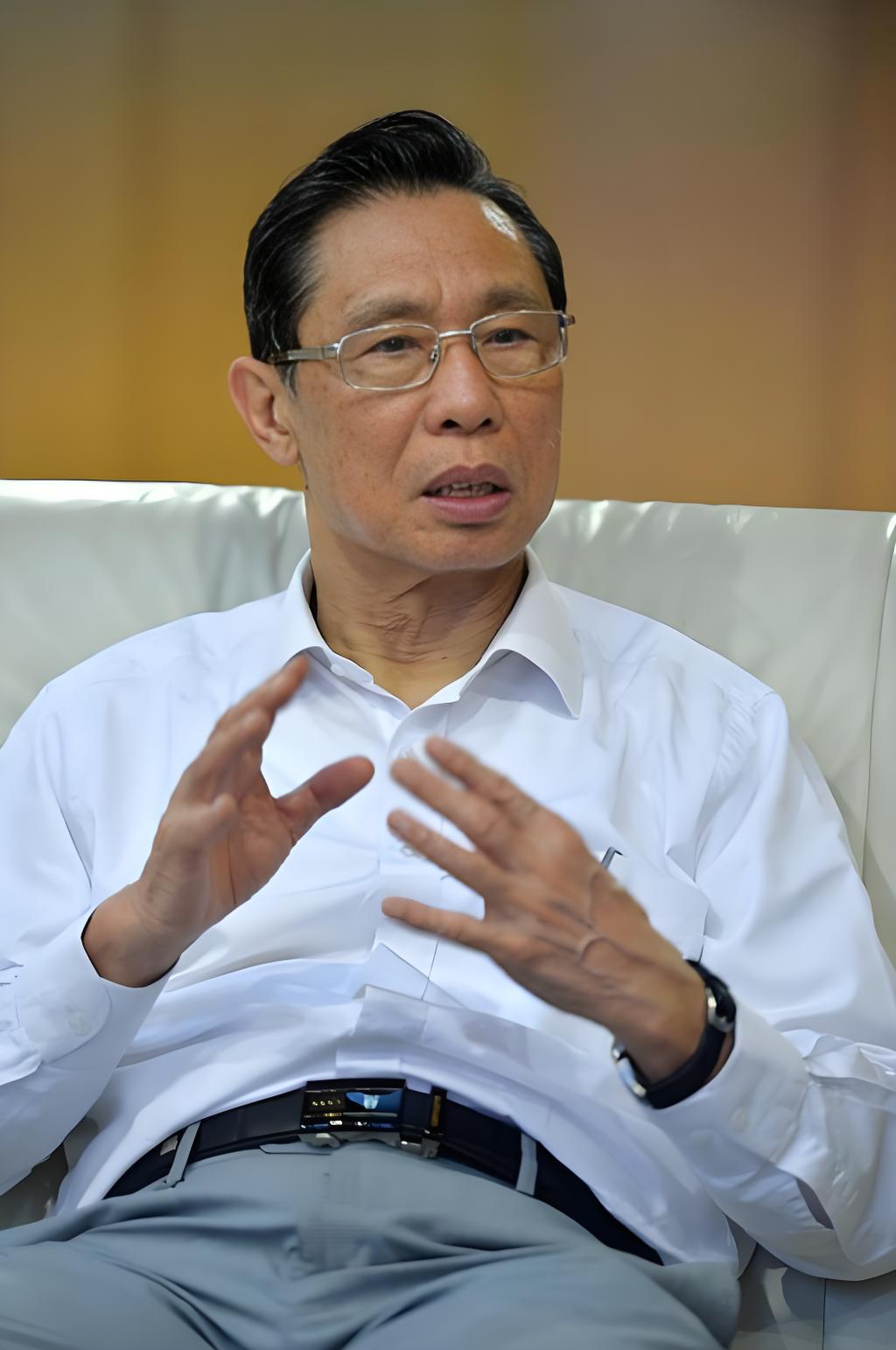 钟南山一句话点醒无数人：没生病能工作不等于健康，健康是需要投资的。比如：均衡饮食