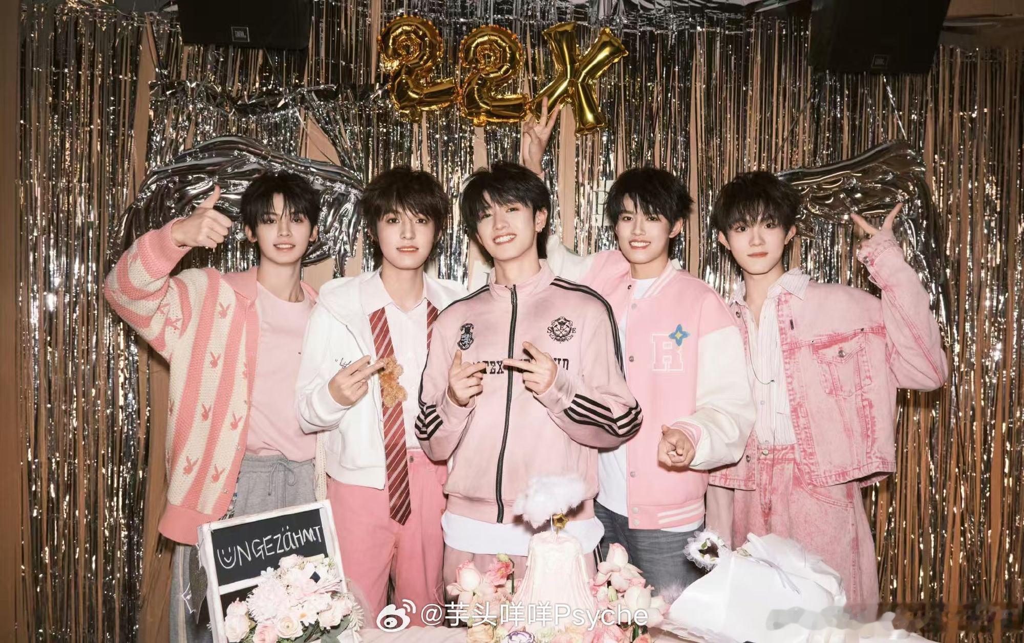 TOP打瓦TOP登陆少年组合全体成员突袭主播直播间联机游玩无畏契约，亮眼的对局操