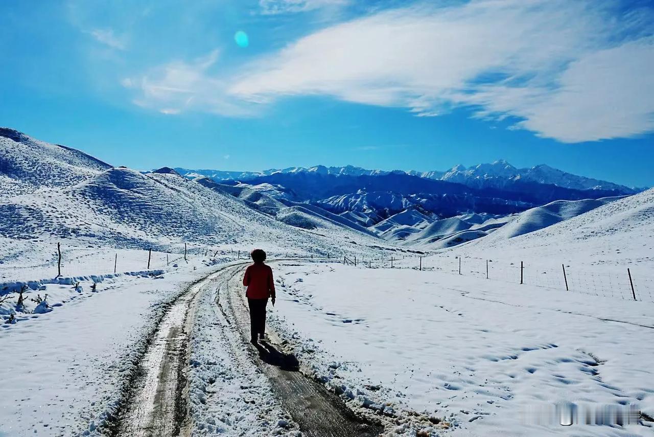 #秋日旅行#秋雪《原创》
山下秋风潇潇，山上白雪皑皑。
这个时候去山里赏雪景不太