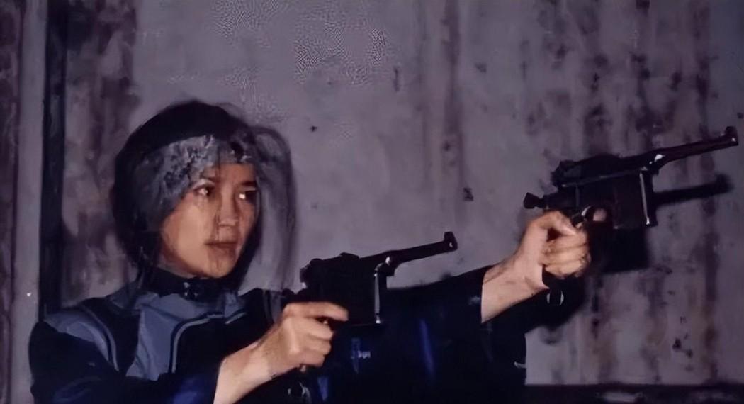 1937年，杜月笙正忙时，一个名叫黄八妹的乞丐点名要找他索要枪支用来抗日，杜月笙