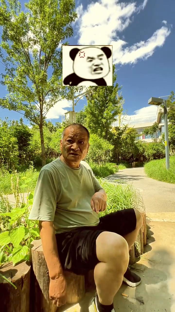 老北京规矩，别抖腿大开腿，小时候真挨揍。
姐姐妹妹要敢这个，抡圆了一大嘴巴，上来