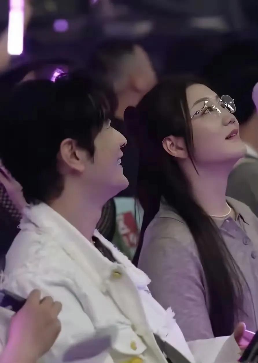 黄晓明陈梦演唱会挥荧光棒比心！网友：青岛兄妹团建这么嗨？
以为大明星看演唱会得端