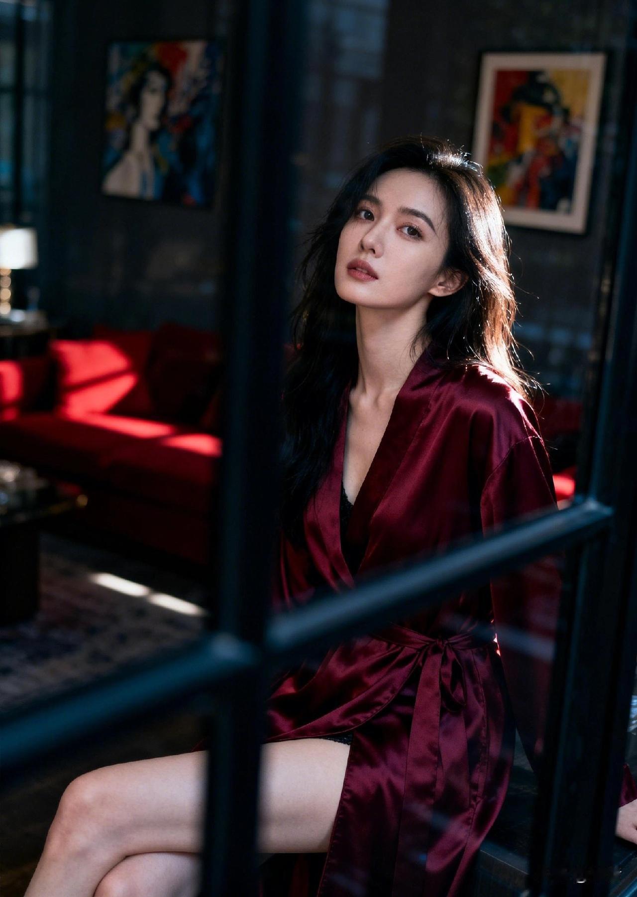 这氛围感简直绝了
当酒红睡袍成为暗夜里的独白
每一寸光都带着故事
女人如何穿出含