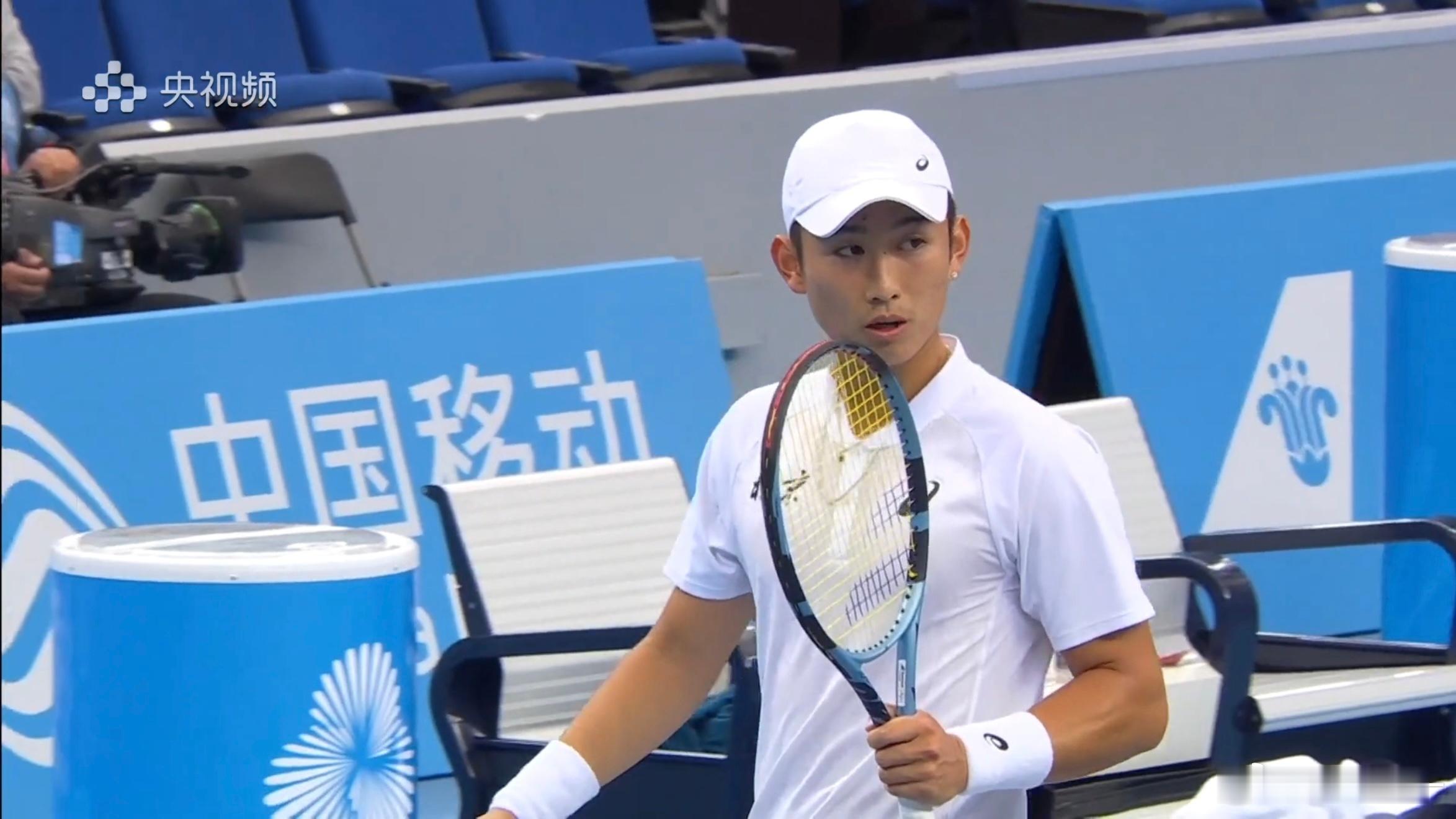 网球男单半决赛，商竣程6-4周意，先下一城，第二盘加油！