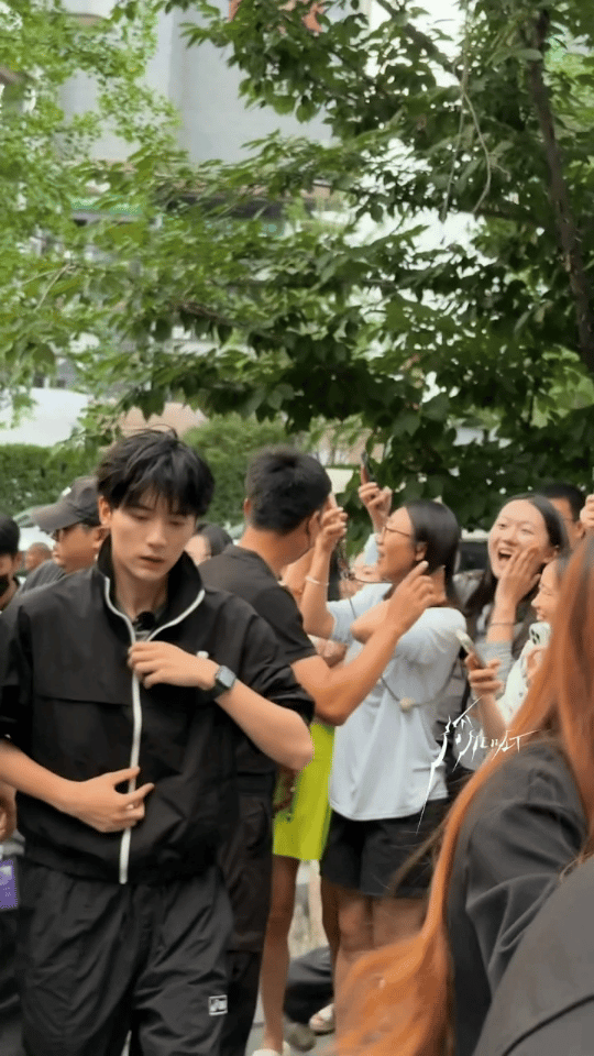 旁边姐妹的表情简直演我 