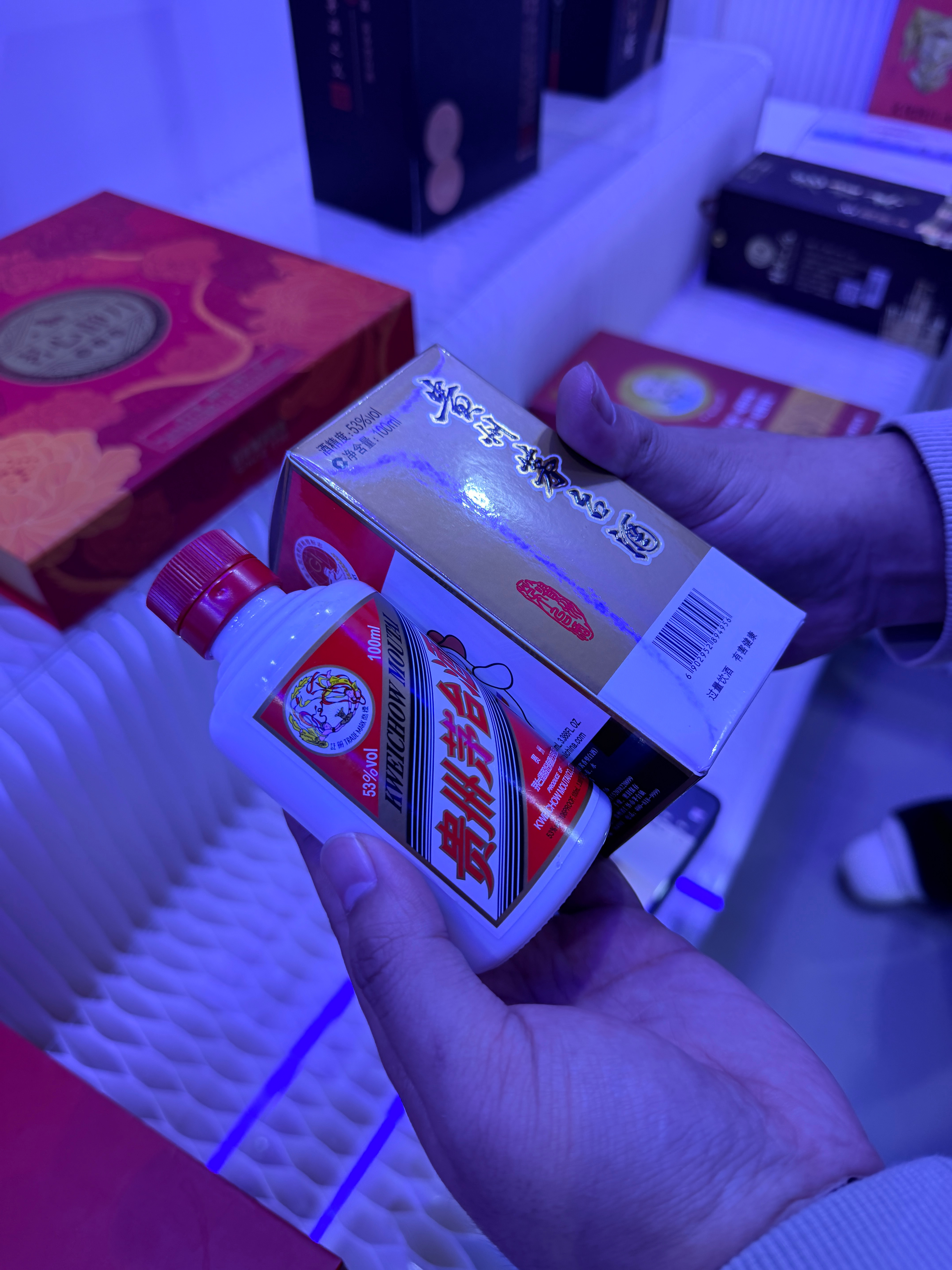 有没有觉得这些包装很眼熟？华为、OPPO、小米等数码产品包装盒还有茅台的礼盒，韩