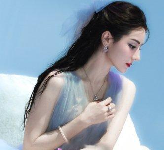 迪丽热巴仙女级别 迪丽热巴淡蓝色薄纱长裙与新鲜花造型是仙女级别，梦幻瞬间的笑真的