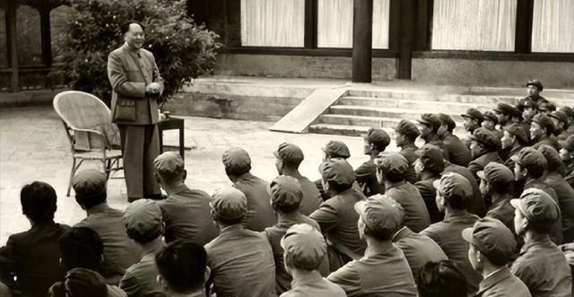 李连庆的故事可不简单，他曾被误以为只是个炊事员。1967年回乡时，村里人还因为他