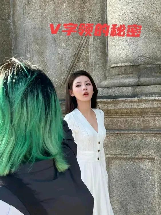 天呐！太漂亮了吧？你认识她吗？难怪很多女人喜欢穿V字领的衣服，看起来脖子长长的，