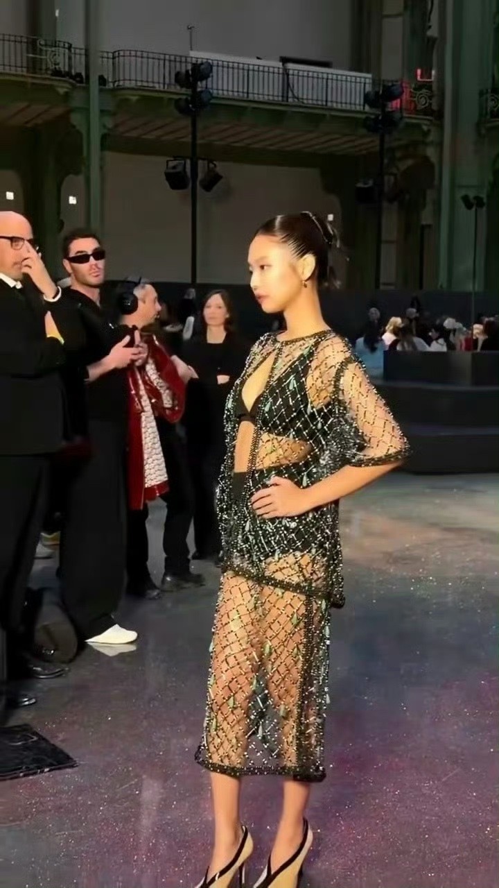 Jennie香奈儿看秀妆造来了 直接镂空透视 你被迷倒了吗Jennie镂空透视装