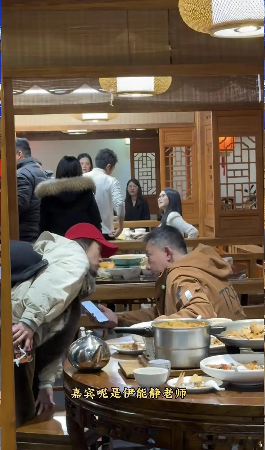 伊能静真人太一般了，根本不显年轻，而是又矮又胖又老!近日，伊能静现身天津一美食店