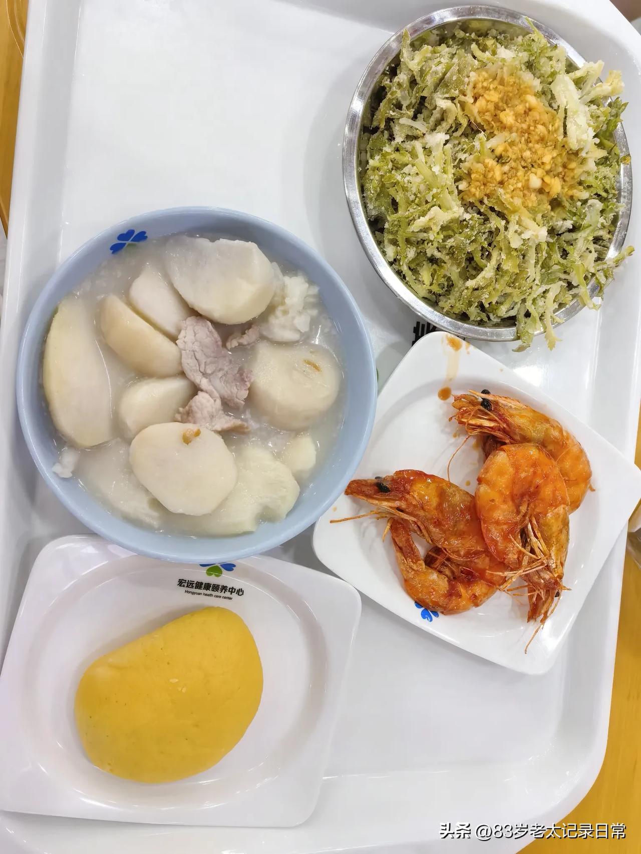 粗细搭配，有虾，有菜，有肉。补充上午健身房锻炼所需能量。

青岛老太莱西宏远颐养