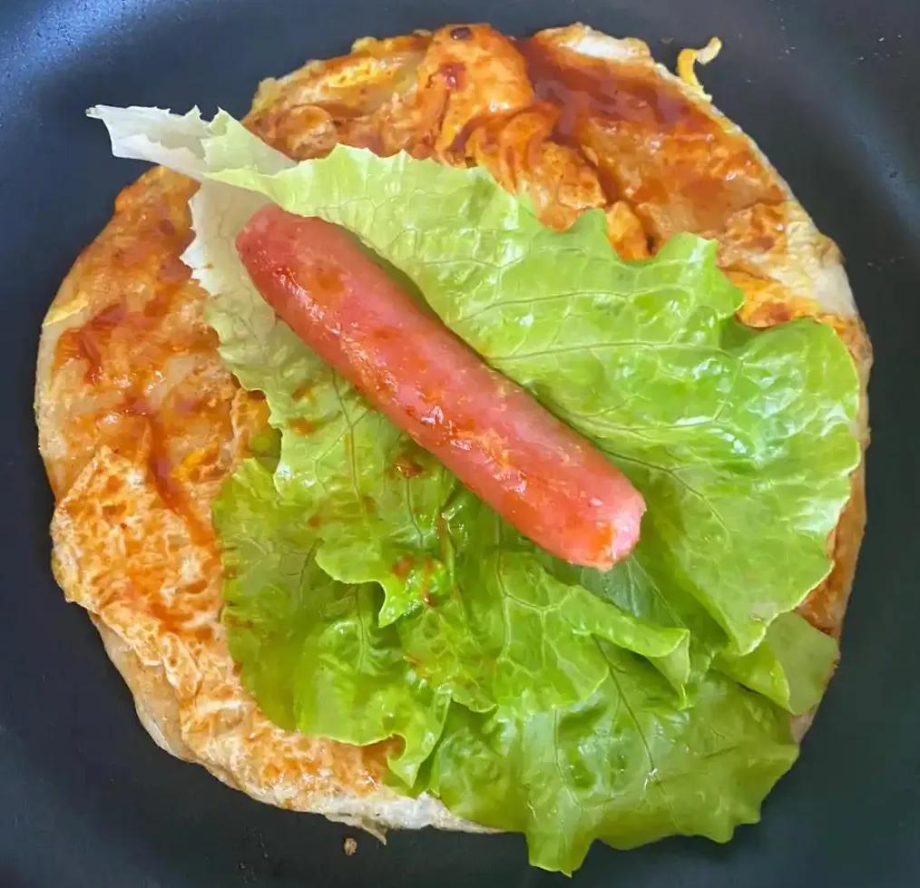 早上起来的时候，外孙就告诉我给他做手抓饼吃，于是我就做了一个，而且还摊了一个鸡蛋