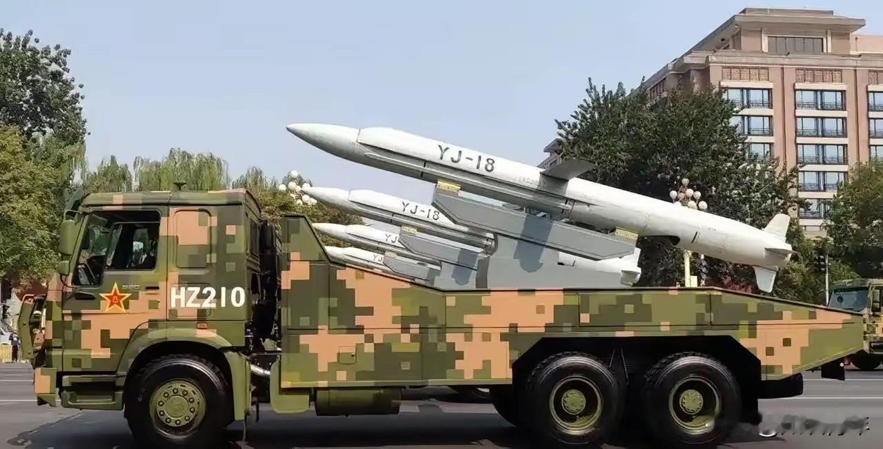 美军要彻底绝望了，解放军首次公开，潜艇鱼雷管发射鹰击18摧毁靶船，而这在中国已是