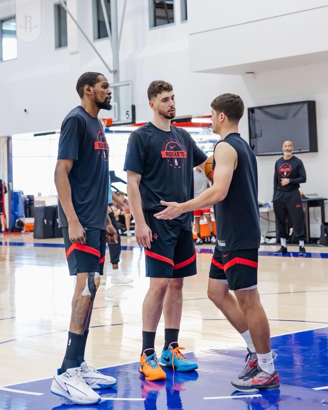 今日医学专家Dr. EvanJeffries接受了《体育画报》专访并谈到了火箭球