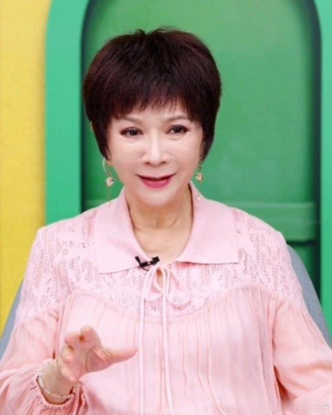 蔡明学喊麦 谁能想到蔡明老师跑去学喊麦了，和印象里春晚舞台的样子差别太大，看着特