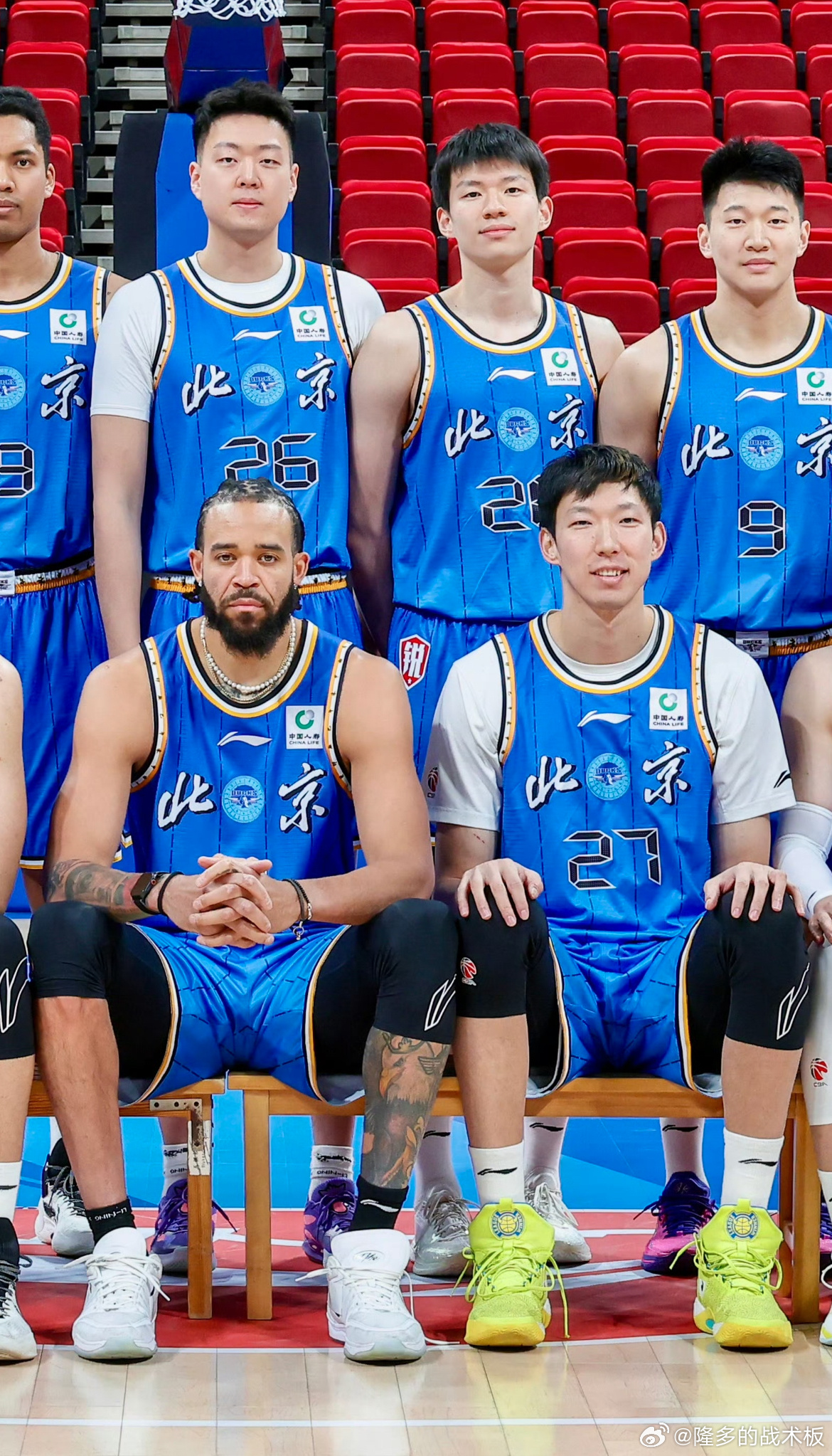 麦基将在明晚上演北京首钢首秀，主场对阵四川男篮。周琦伤愈复出，将和麦基组成内线双