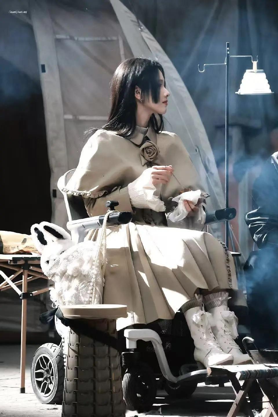 陈都灵《今天也没变成玩偶呢》最新路透来了 她！好！适配！ 