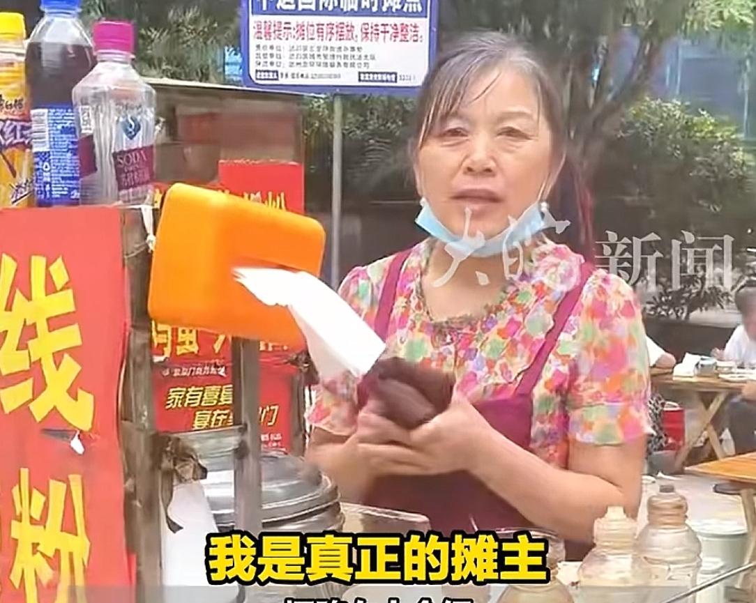 建议封杀这种网红！四川达州，一名70多万粉丝的网红，借了个早餐摊位摆拍视频，为了