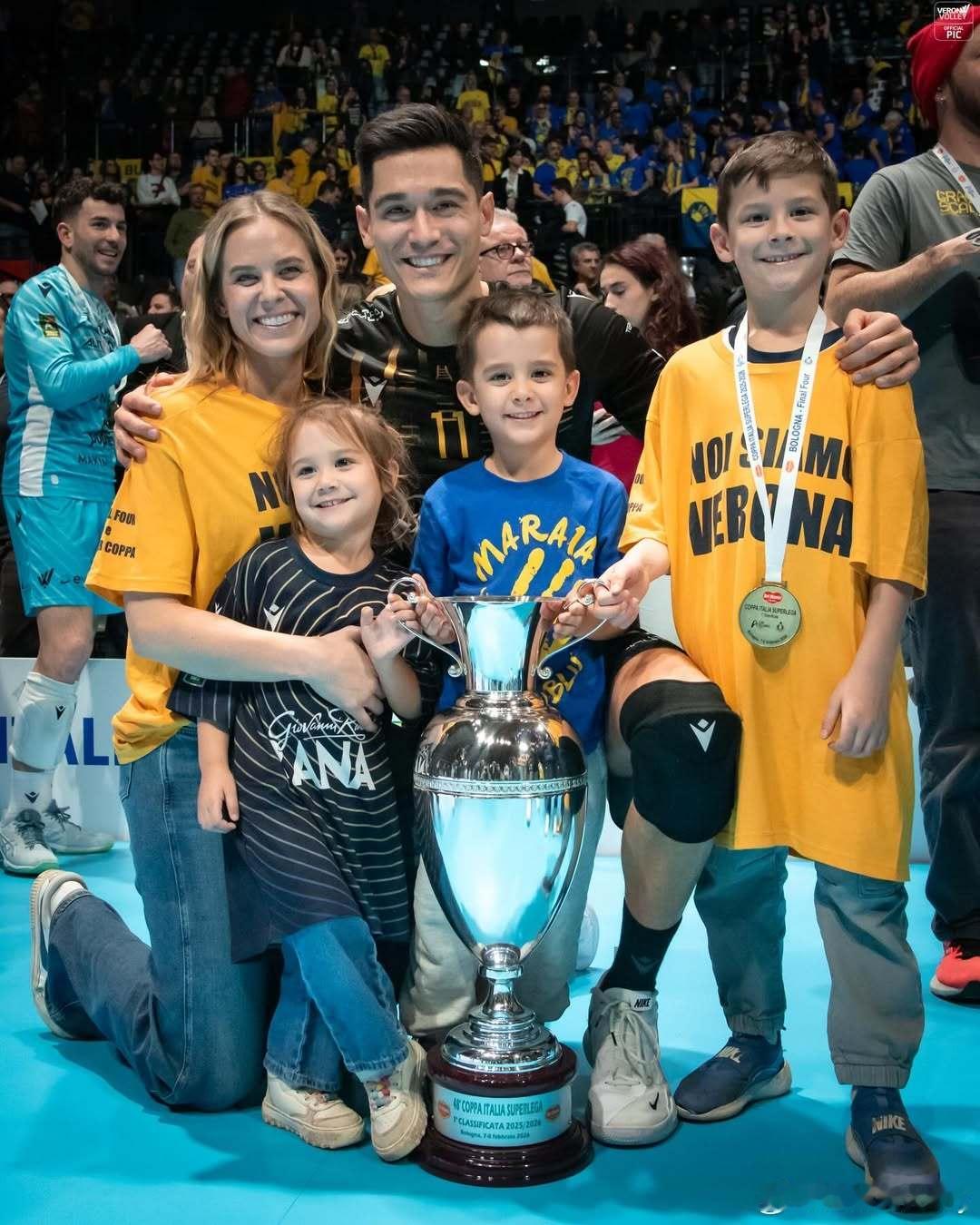 好温暖！在家人的见证下帮助维罗纳创历史夺得杯赛冠军，自己更是荣膺赛事MVP，是多