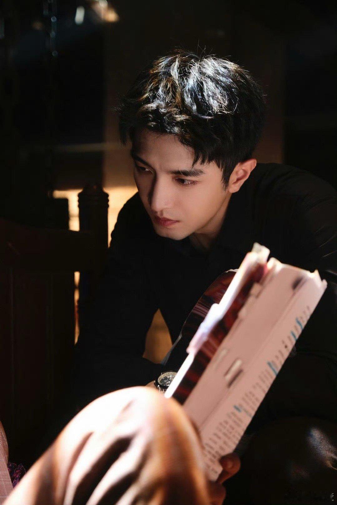 金瀚这样的daddy让你dead 金瀚是什么“人间蛊王”！海边比耶时有多阳光，穿