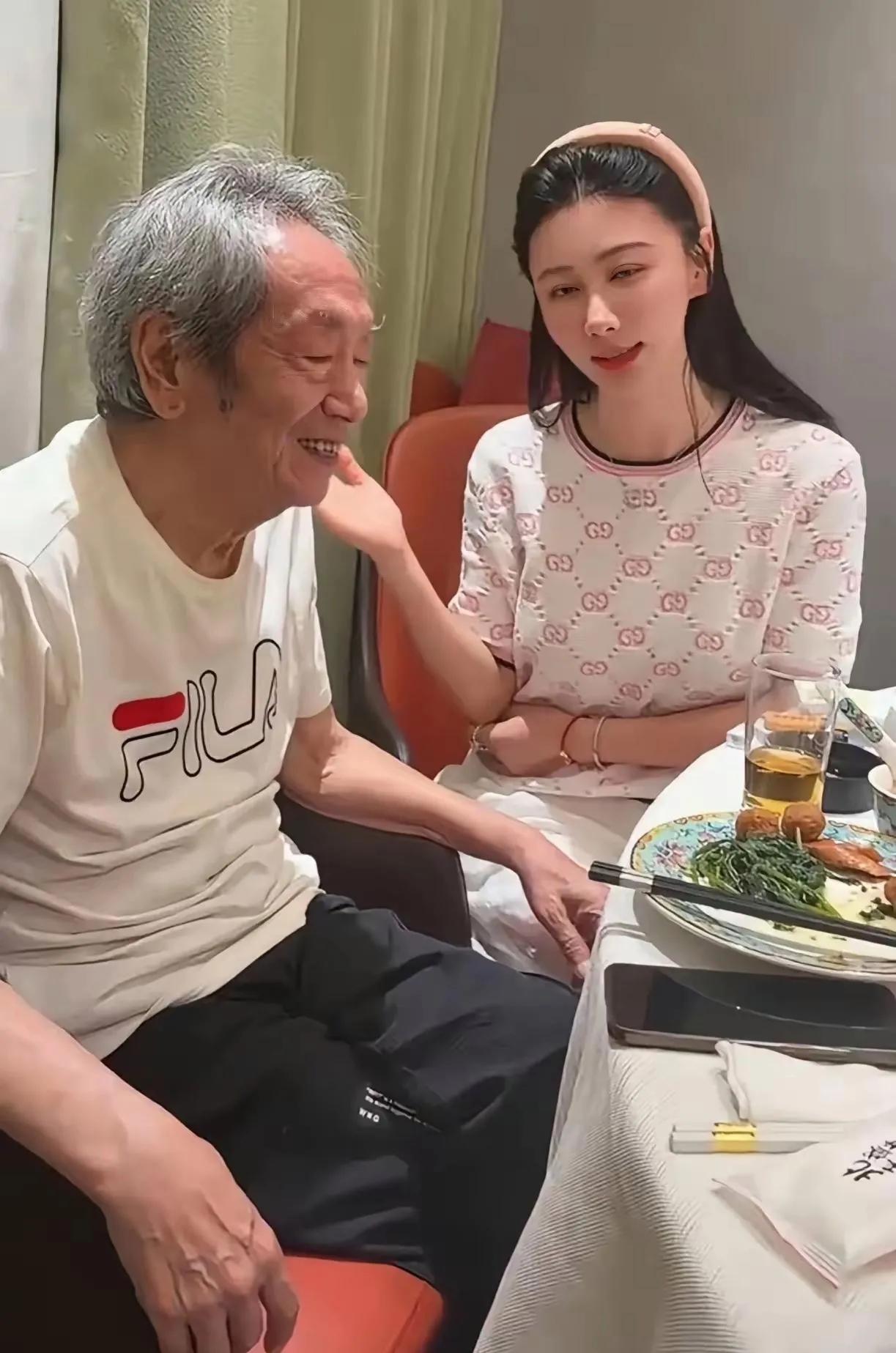 王奎荣老爷子的晚年日常堪称“神仙日子”：吃饱喝足、品茶闲聊，再逗逗娇妻，惬意得很