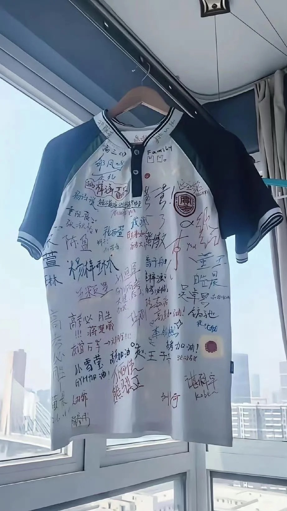 这个衣服可不一般，可不能把它洗坏了。 