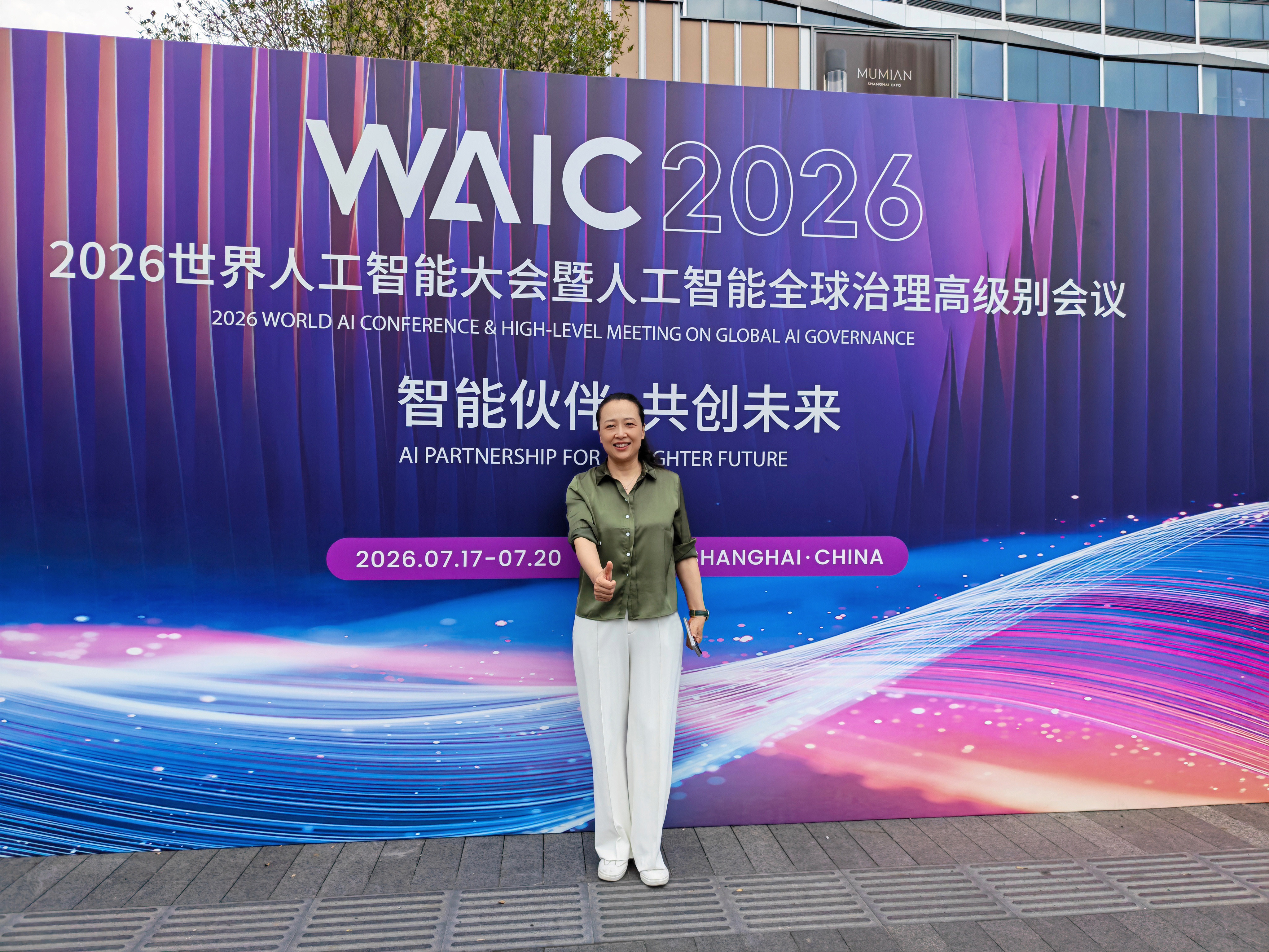过去十年，手机成为我们实时连接数字世界各类服务的入口和载体，它既是最得心应手的工