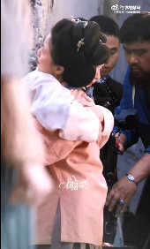 周也一瓯春路透绝了！周也在《一瓯春》路透中，和祖母拥抱的侧颜太绝，氛围感直接拉满