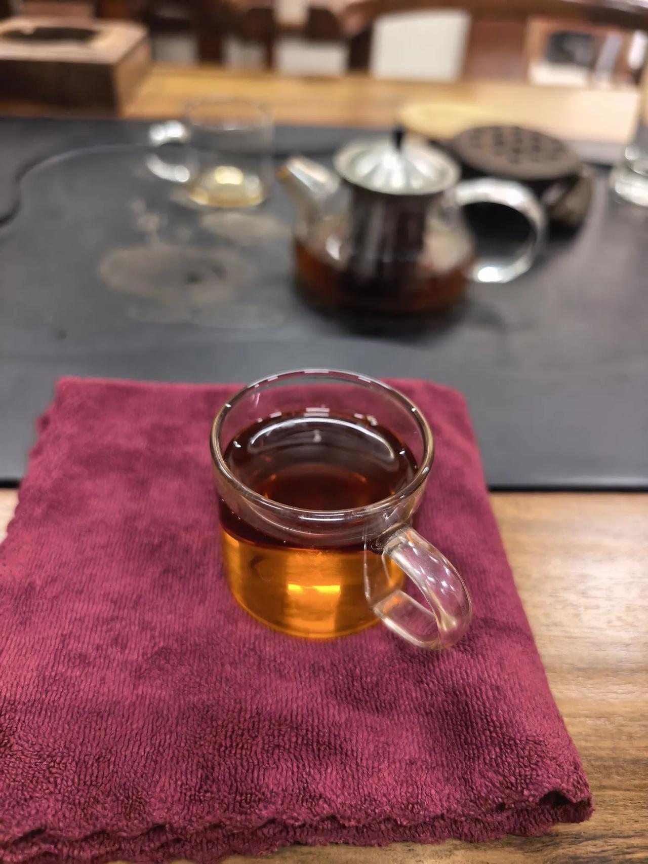 夏夜里，喝一杯茶，燃一柱香，听几首歌，写几个字，惬意还解压，真的挺好的！