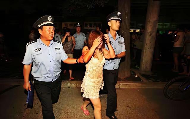 不敢阳光见，
双手掩着面。
两旁有人搀，
难免被罚现。