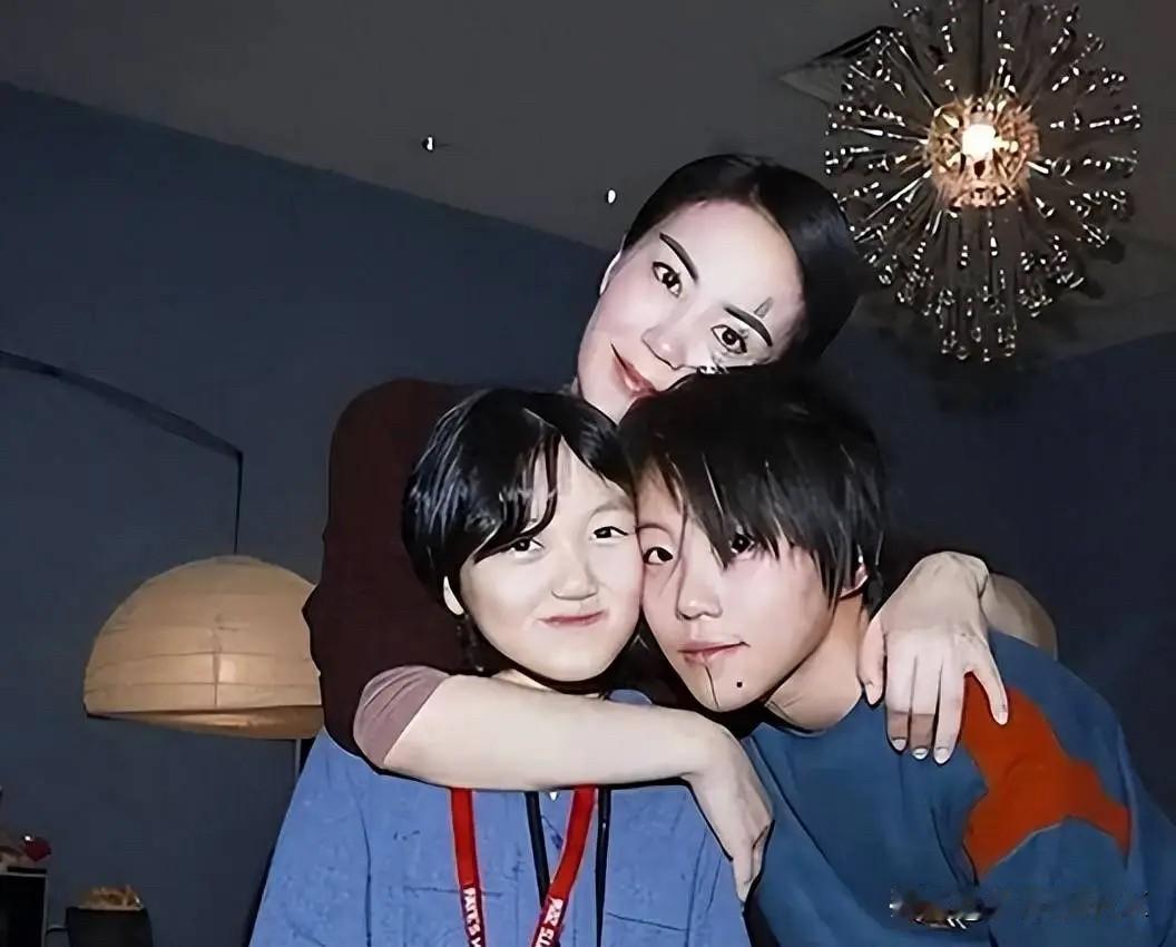 王菲的基因简直“开挂”了！窦靖童的声线和风格像极了王菲，阿那亚音乐节上王菲看窦靖